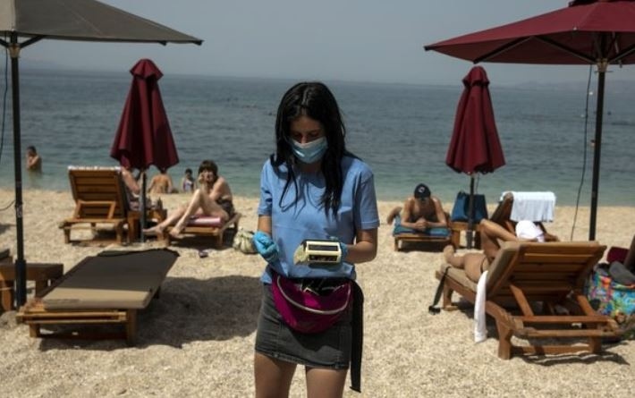 Над 500 плажа отвориха в Гърция, местните напълниха морските ивици